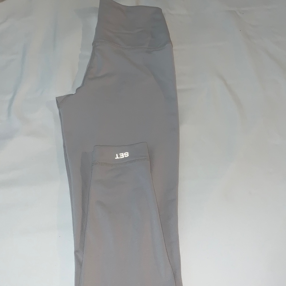 Set Active leggings. Size small, fits like medium - Picture 4 of 4